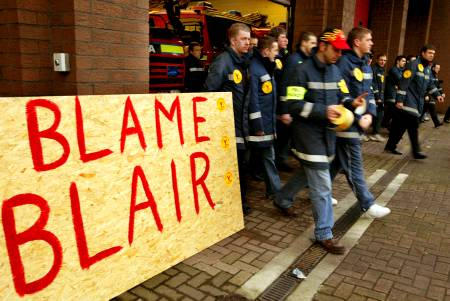 BRITAIN-FIRE-STRIKE_ZWE114197_20021121.PKG